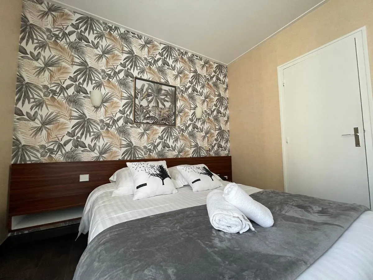 Le Relais De La Place Le Faou 2*,