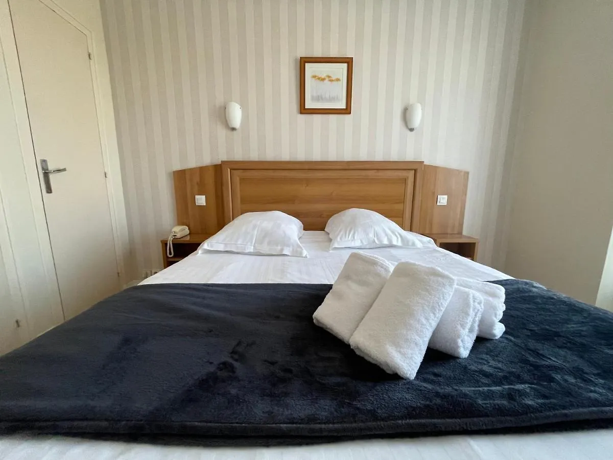 Le Relais De La Place Le Faou 2*,