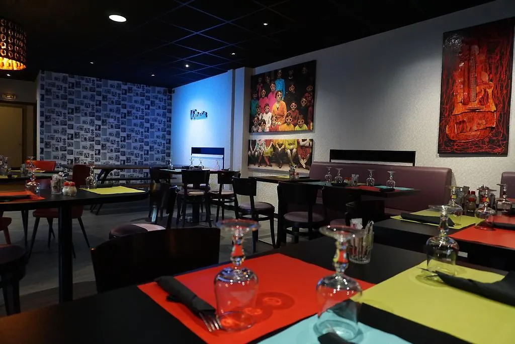 Le Relais De La Place Le Faou 2*,  France